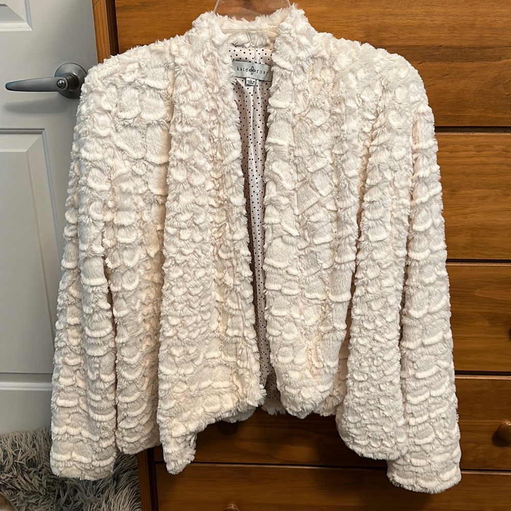 Luxurious jacket! Perfect for a winter wedding!